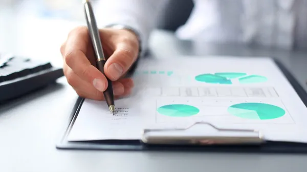 Analyse de tableaux financiers sur un bureau