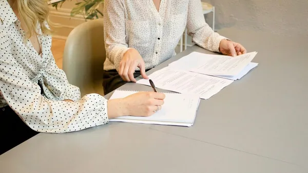 Signature d'un contrat de prêt sur un bureau