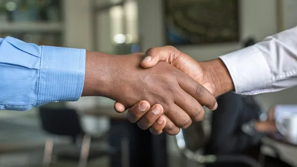 Poignée de main entre un conseiller et un client après un accord