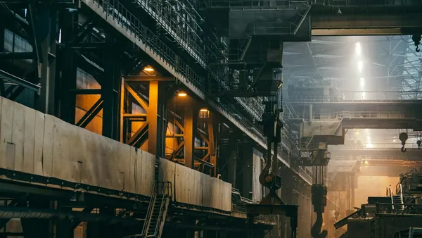 Halle industrielle et équipements lourds de production