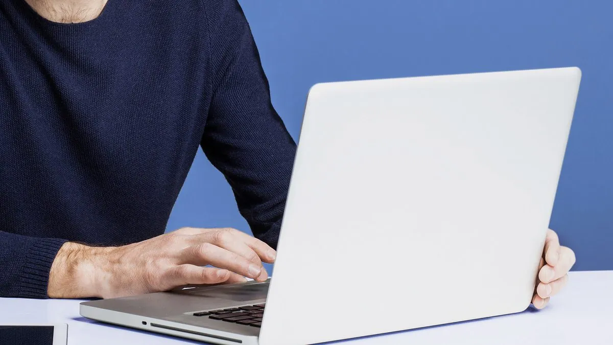 Ordinateur portable sur un bureau, exemple de matériel finançable en leasing