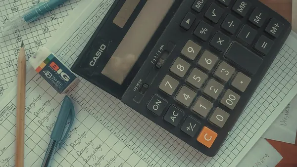 Calculatrice posée sur des tableaux de chiffres