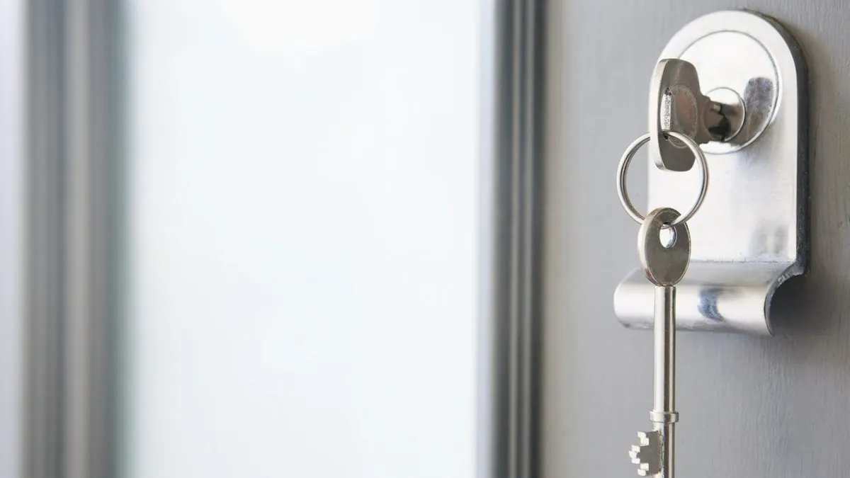 Clés sur la porte d'un logement