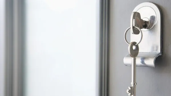 Clés sur la porte d'un logement