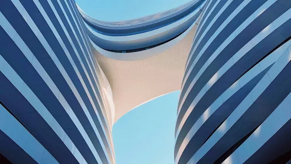 Façade d'un immeuble de bureaux en béton clair